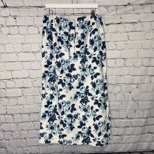 Capacity Vintage Linen and Cotton Blend White and Navy Floral Maxi Skirt Size L